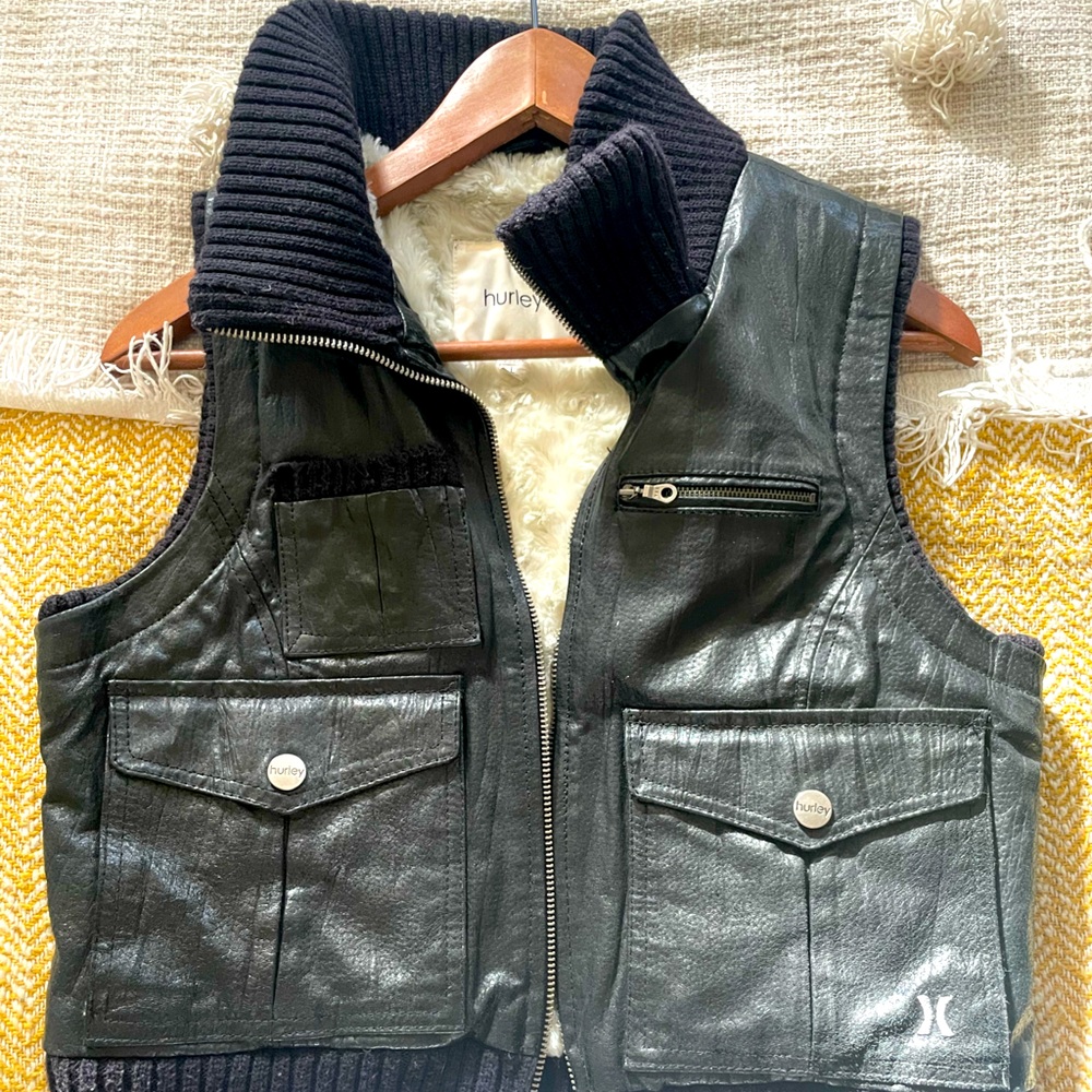 Original Hurley cropped Leather jacket like new. Size medium. Very stylish 😎